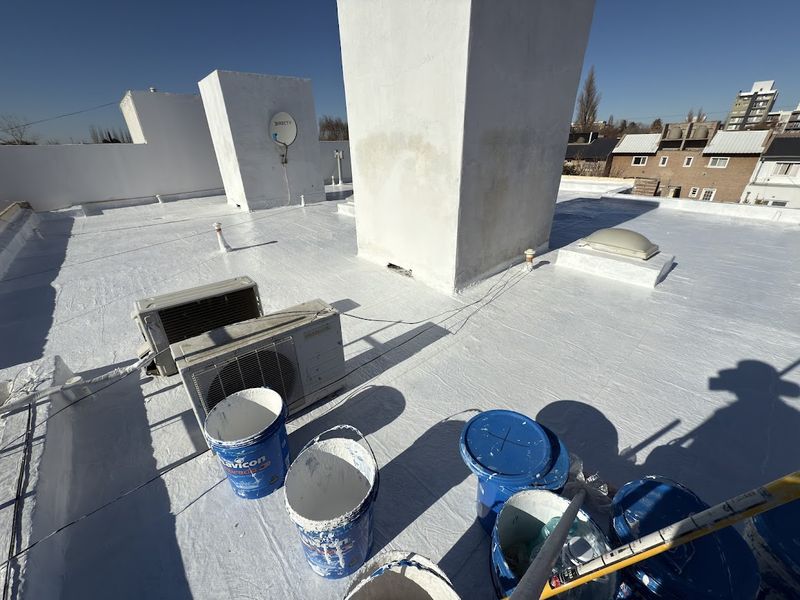 Terraza de un edificio terminada con membrana líquida