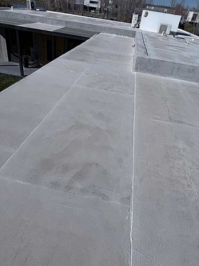 Parapeto terminado con membrana líquida