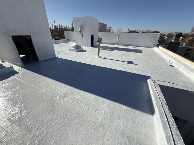 Terraza terminada con membrana líquida, al sol
